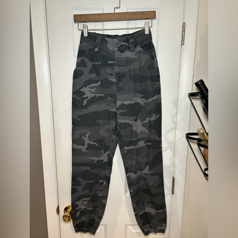 Aritzia TNA High Waisted Camouflage Joggers size 0/XS